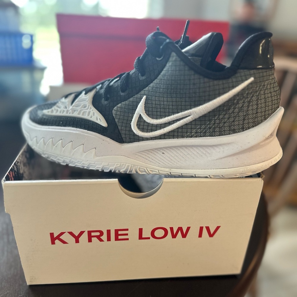 Kyrie low sneakers